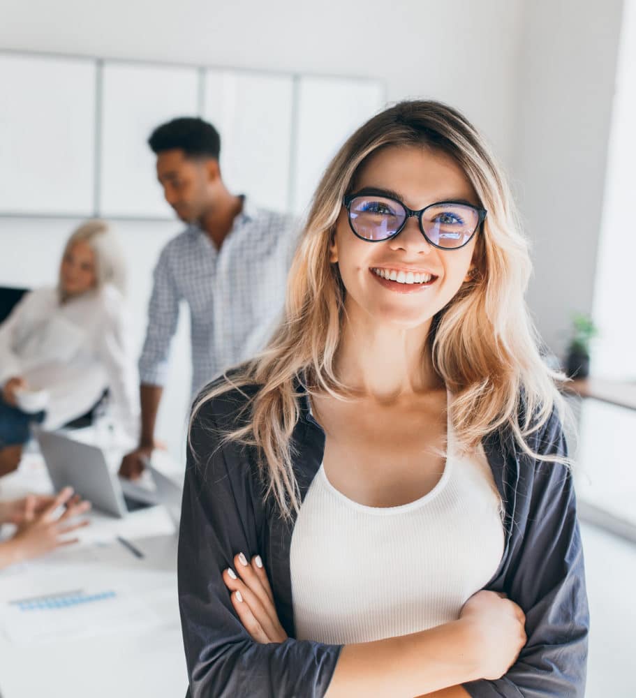 blonde-female-executive-posing-with-smile-arms-crossed-during-brainstorm-with-managers-indoor-portrait-european-student-spending-time-hall-with-asian-african-friends